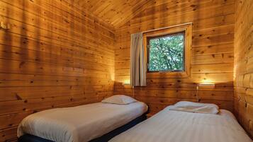 3 bedrooms, travel crib, WiFi, bed sheets