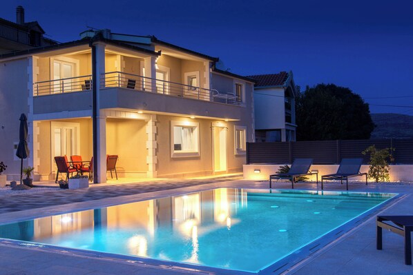 Una piscina al aire libre