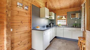 Een koelkast, een microgolfoven, een kookplaat, een vaatwasser