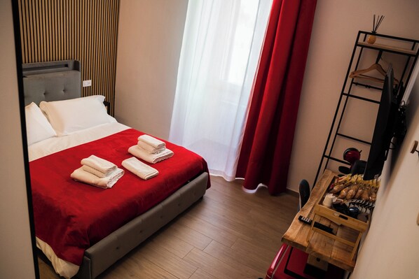 City Triple Room | Desk