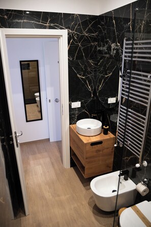 City Triple Room | Bathroom | Hair dryer, towels, soap, shampoo