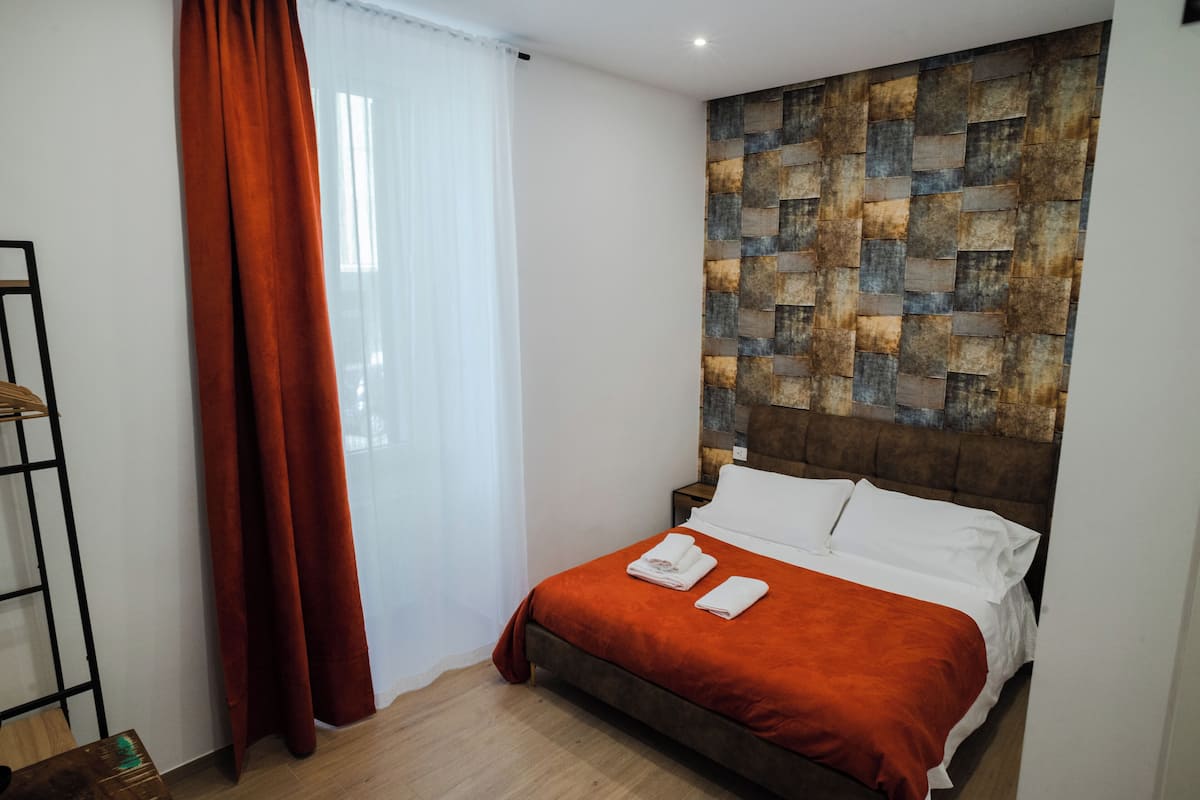 Comfort Double Room | Desk