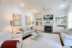 Smart TV, chimenea, monitor de computadora y impresora 