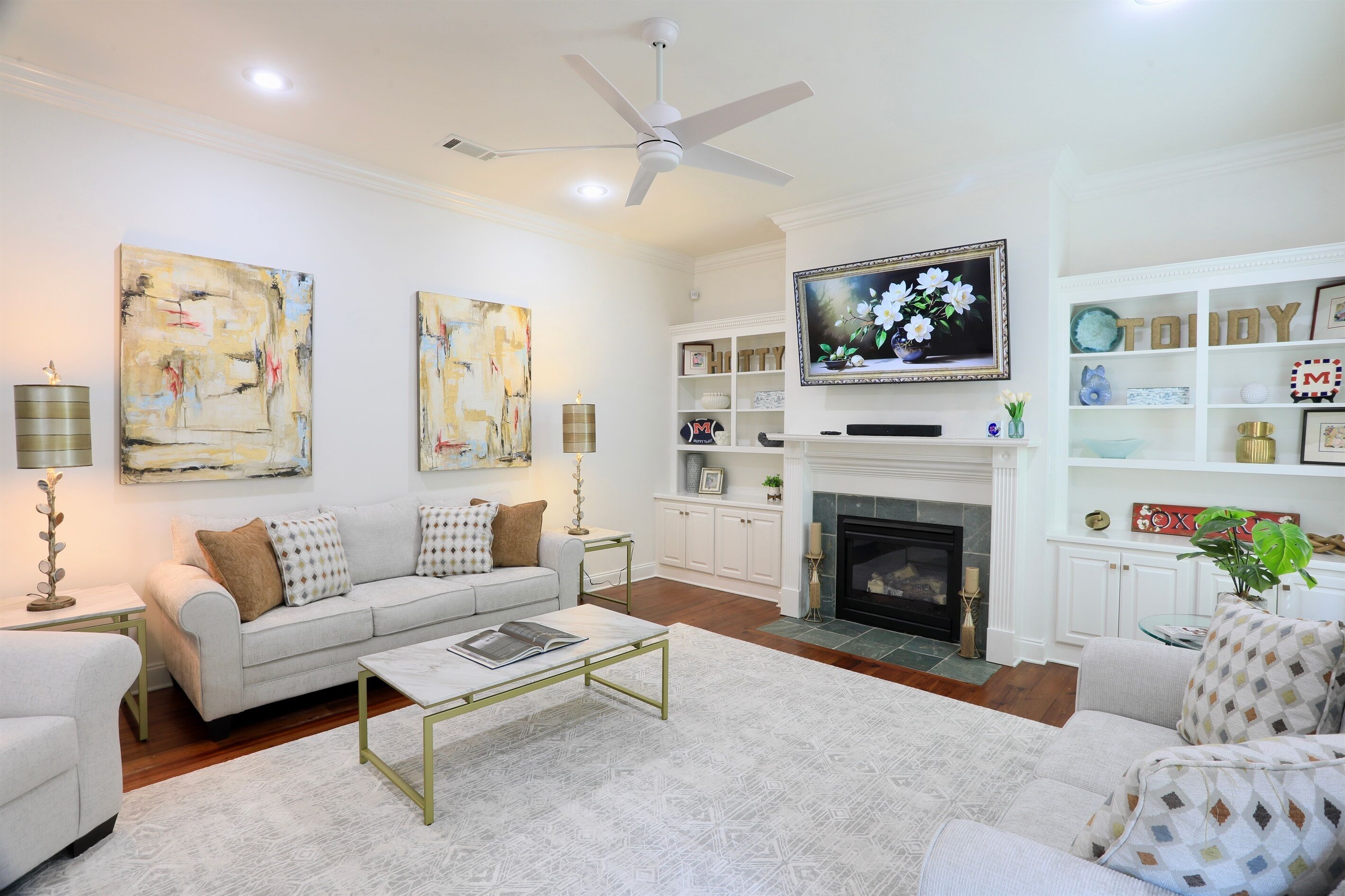 Smart TV, chimenea, monitor de computadora, impresora