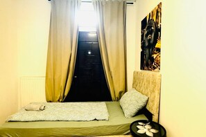 1 bedroom, bed sheets