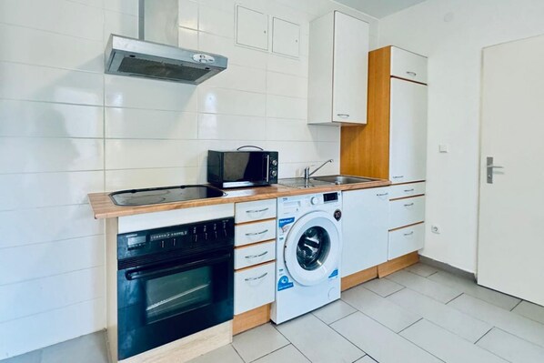 Frigorífico, microondas, horno y placa de cocina