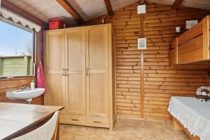 4 habitaciones, tabla de planchar con plancha, wifi y ropa de cama 