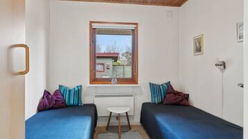 4 bedrooms, iron/ironing board, free WiFi, bed sheets