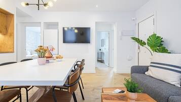 Apartament familiar | Sala d'estar | Televisor de 50 cm amb canals per cable