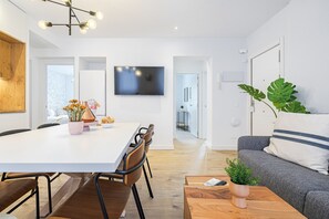 Apartament familiar | Sala d'estar | Televisor de 50 cm amb canals per cable
