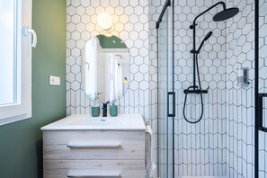 Family Apartment | Bathroom | Shower, hair dryer, towels, soap - Vallecano Apartments by Olala Homes (Madrid)