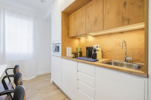 Appartement Familial | Cuisine privée | Réfrigérateur, micro-ondes, cafetière/bouilloire, chaise haute
