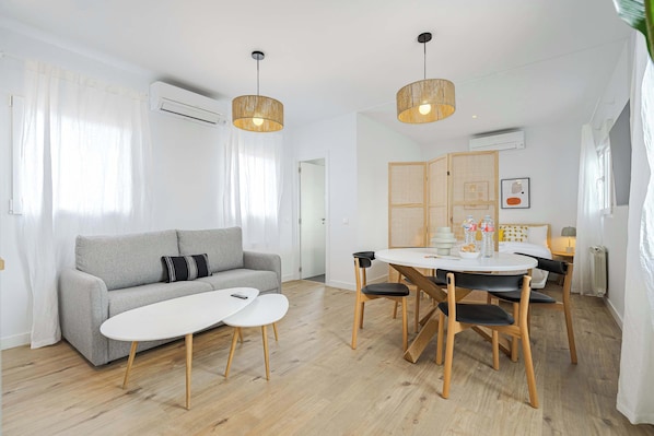 Apartamento | Área de estar | TV 50 cm com canais a cabo