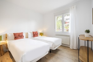 Perhehuoneisto | Oleskelualue | 50–senttinen televisio, jossa kaapelikanavat