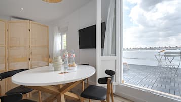 Apartament | Sala d'estar | Televisor de 50 cm amb canals per cable