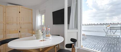 Appartement | Woonruimte | Een 50-cm televisie met kabelzenders