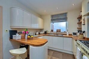 Fridge, microwave, oven, dishwasher - Bryn Derfel House (Caernarfon)