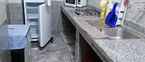 ثلاجة، ميكروويف، موقد طهي مسطح، غسالة أطباق