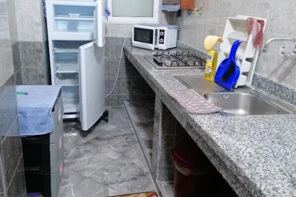 Fridge, microwave, stovetop, dishwasher