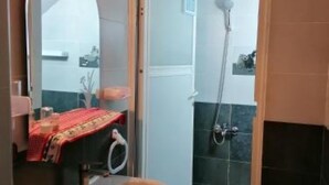 A bathroom with a shower, a mirror, and a towel rack. - Furnished apartment with 2 bedrooms, kitchen, bathroom and living room (Meknès)