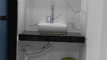 Shower, free toiletries, towels, shampoo