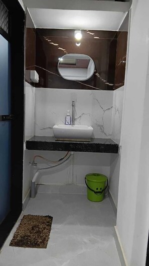 Shower, free toiletries, towels, shampoo