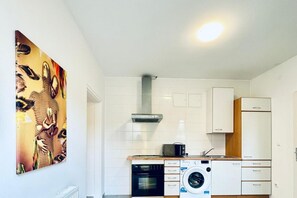 Fridge, microwave, oven, stovetop - Budget-friendly Room for 3P | Easy City Access (Vienna)