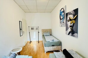 1 chambre, fer et planche à repasser, draps fournis