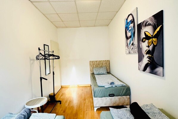 1 bedroom, bed sheets