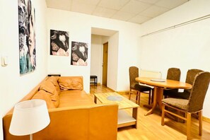 Living area - Budget-friendly Room for 3P | Easy City Access (Vienna)