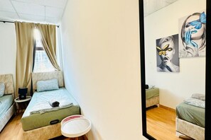 1 habitación, tabla de planchar con plancha y ropa de cama 