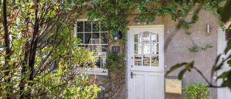 تفاصيل الفندق من الخارج