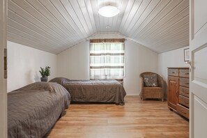 House | Iron/ironing board, travel crib, free WiFi, bed sheets