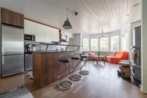 Hus | Eget kök | Kaffe- och tebryggare, vattenkokare, barnstol och matbord