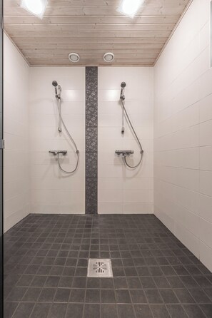 Ferienhaus | Dusche im Bad