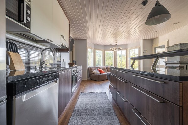 House | Private kitchen | Coffee/tea maker, electric kettle, highchair, dining tables - KarkuTahko 2 (Kuopio)