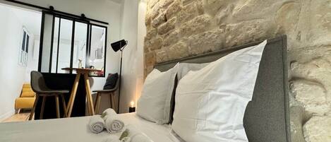 Iron/ironing board, WiFi, bed sheets