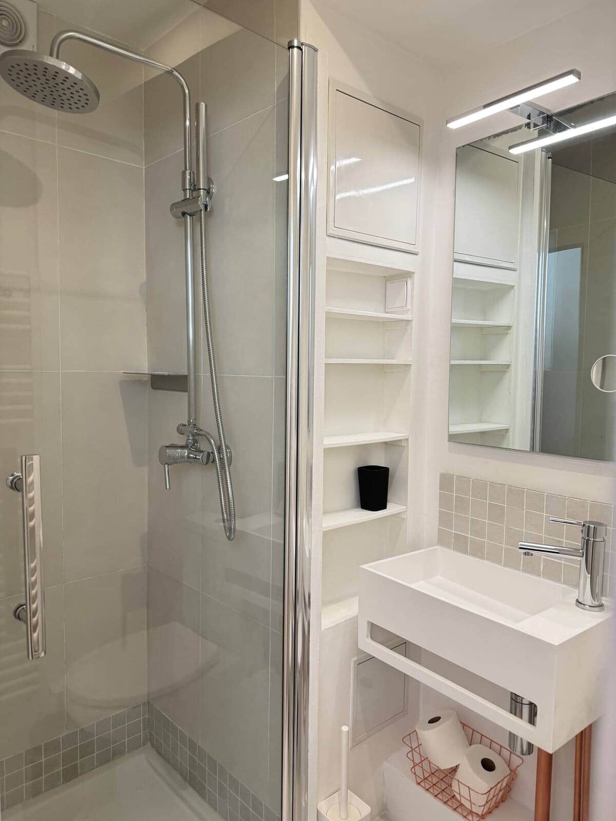 Sèche-cheveux, serviettes fournies, papier toilette