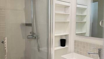 SĂšche-cheveux, serviettes fournies, papier toilette