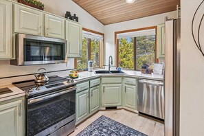 Jääkaappi, mikroaaltouuni, uuni, liesi