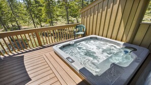 Outdoor spa tub - 23 Poplar-Sunriver, Oregon: Hot Tub, BBQ, WiFi, SHARC Aquatics, Tubing Hill, Mt. Bachelor, Golf, Deschutes River, Tennis, Bike Paths (Sunriver)