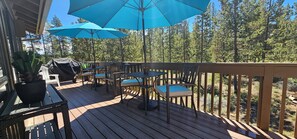Outdoor dining - 23 Poplar-Sunriver, Oregon: Hot Tub, BBQ, WiFi, SHARC Aquatics, Tubing Hill, Mt. Bachelor, Golf, Deschutes River, Tennis, Bike Paths (Sunriver)