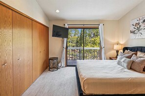 3 bedrooms, internet, bed sheets - 23 Poplar-Sunriver, Oregon: Hot Tub, BBQ, WiFi, SHARC Aquatics, Tubing Hill, Mt. Bachelor, Golf, Deschutes River, Tennis, Bike Paths (Sunriver)