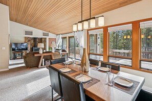 Dining - 23 Poplar-Sunriver, Oregon: Hot Tub, BBQ, WiFi, SHARC Aquatics, Tubing Hill, Mt. Bachelor, Golf, Deschutes River, Tennis, Bike Paths (Sunriver)