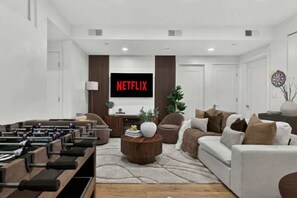 Games room - Brookline Lux | Rooftop Fenway T BU BC Simmons (Brookline)