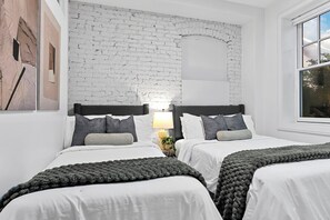 4 bedrooms, iron/ironing board, WiFi, bed sheets