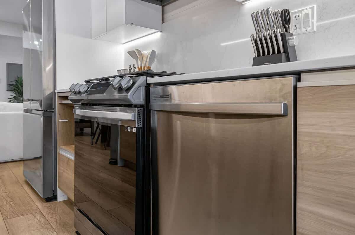 Réfrigérateur, four à micro-ondes, un four, surface de cuisson