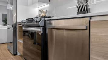 Réfrigérateur, four à micro-ondes, un four, surface de cuisson