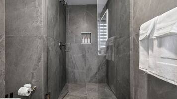 吹风机、毛巾、卫生纸