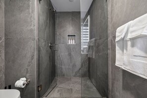 Een haardroger, handdoeken, toiletpapier